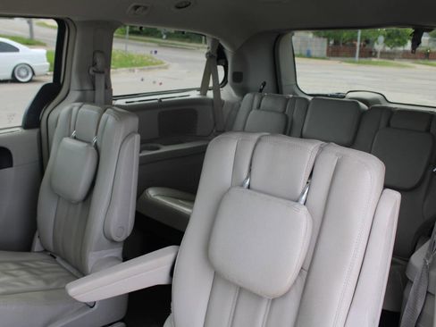Used 2015 Chrysler Town & Country Touring w/ Driver Convenience Group FWD image 16
