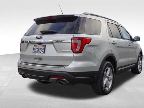 Used 2018 Ford Explorer XLT w/ Equipment Group 202A image 3