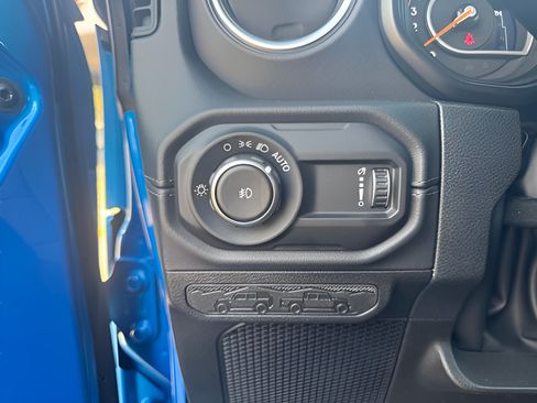 Used 2025 Jeep Wrangler Unlimited Sahara AWD/4WD image 26