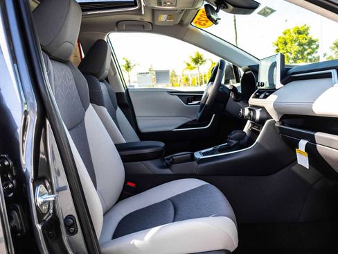 Used 2025 Toyota RAV4 XLE w/ Convenience Package image 18