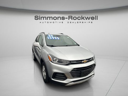 Used 2020 Chevrolet Trax LT w/ LT Convenience Package image 2