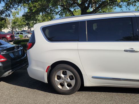 Used 2017 Chrysler Pacifica Touring-L Plus FWD image 11
