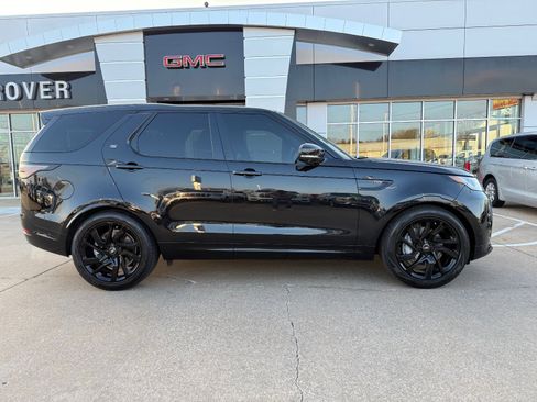 Used 2024 Land Rover Discovery Dynamic SE image 3