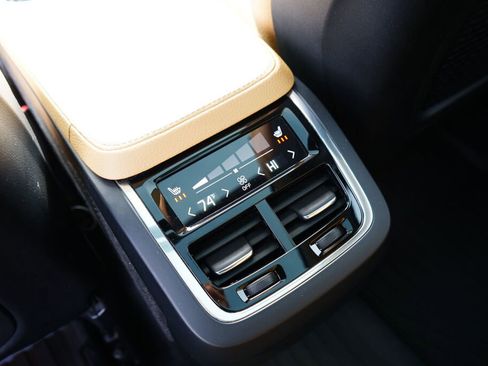 Used 2016 Volvo XC90 T6 Momentum w/ Momentum Plus Package image 18