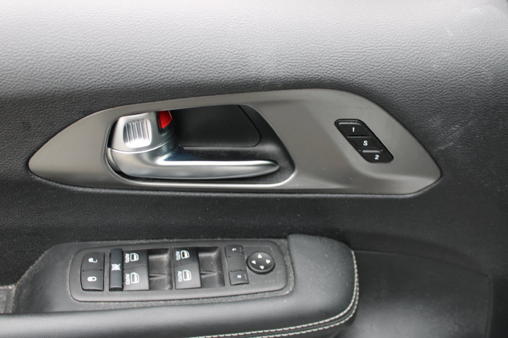 Used 2025 Chrysler Pacifica Select FWD image 12