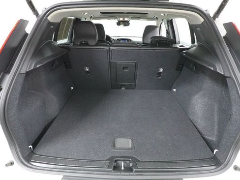 Used 2025 Volvo XC40 B5 Core AWD/4WD image 31