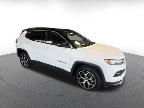 Used 2025 Jeep Compass Limited image 2