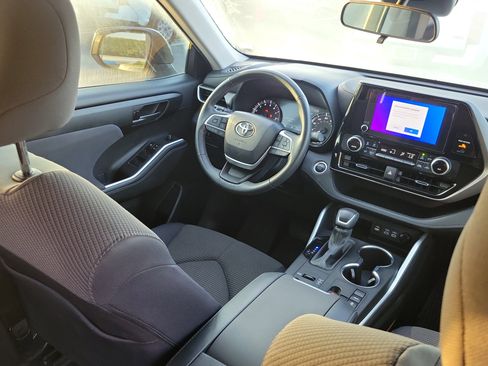 Used 2024 Toyota Highlander LE image 14