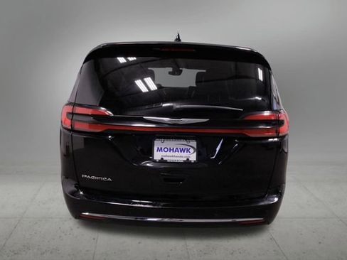 Used 2024 Chrysler Pacifica Touring-L image 4