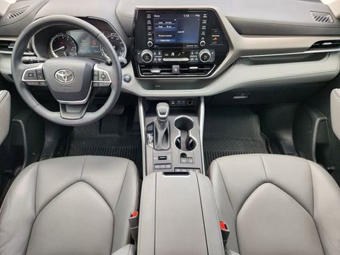 Used 2022 Toyota Highlander XLE image 26