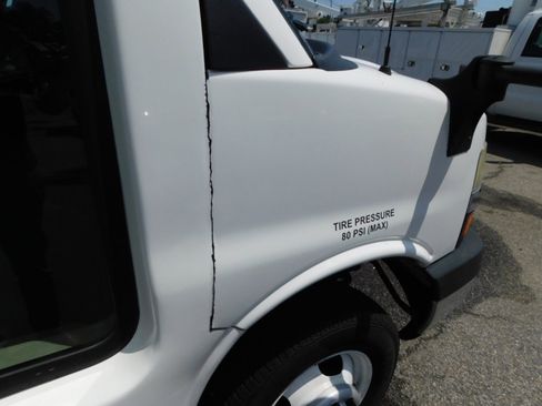 Used 2012 Chevrolet Express 4500 w/ Shuttle Bus Package image 25