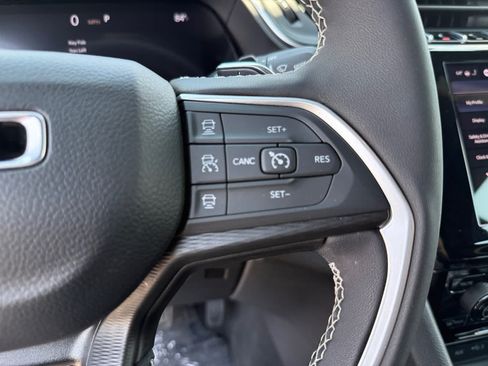 Used 2024 Jeep Grand Cherokee L Altitude AWD/4WD image 22