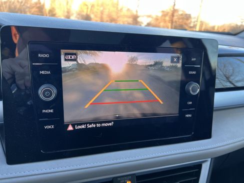 Used 2025 Volkswagen Taos SE w/ Panoramic Sunroof Package image 23