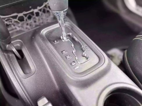 Used 2015 Jeep Wrangler Unlimited Sahara w/ Connectivity Group image 18