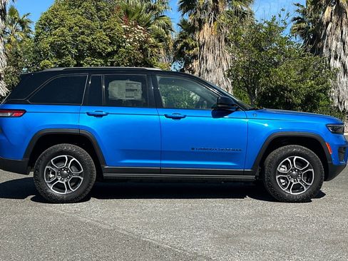 New 2023 Jeep Grand Cherokee Trailhawk w/ Advanced Protech Group II image 2