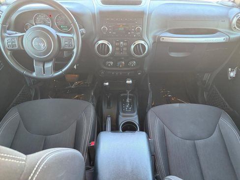 Used 2017 Jeep Wrangler Unlimited Sahara w/ Connectivity Group AWD/4WD image 18