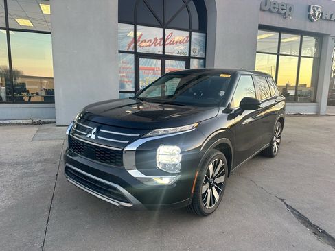 Used 2025 Mitsubishi Outlander SE image 3