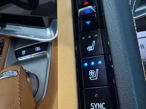 Used 2020 Chevrolet Corvette Stingray Preferred Cpe w/ 2LT Preferred Equipment Group RWD image 18