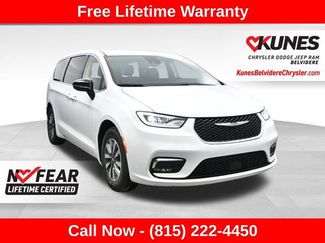 Used 2024 Chrysler Pacifica Select video 1