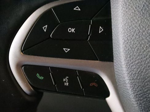 Used 2019 Jeep Grand Cherokee Altitude AWD/4WD image 13
