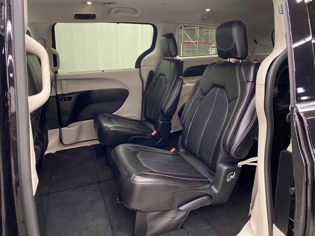 Used 2024 Chrysler Pacifica Touring-L FWD image 15