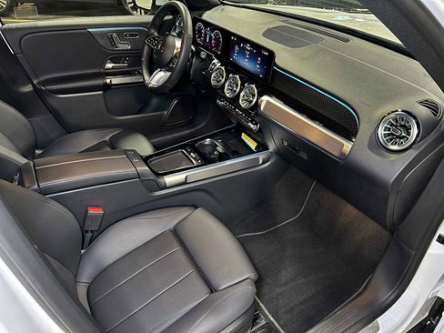 Used 2025 Mercedes-Benz GLB 250 4MATIC image 11