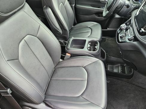 Used 2025 Chrysler Pacifica Select image 16