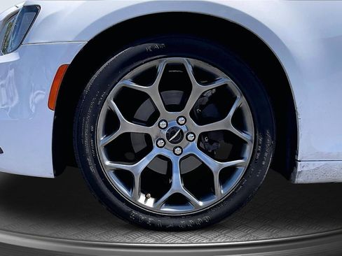 Used 2018 Chrysler 300 Touring w/ Sport Appearance Package image 9