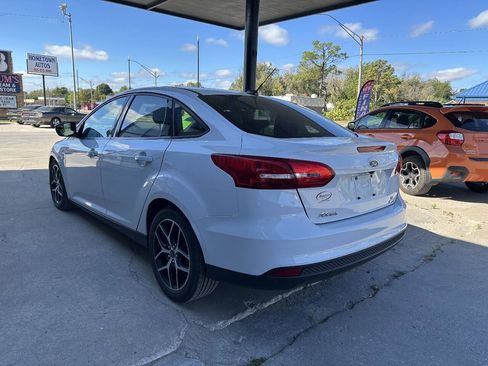 Used 2018 Ford Focus SE w/ SE Appearance Package FWD image 6