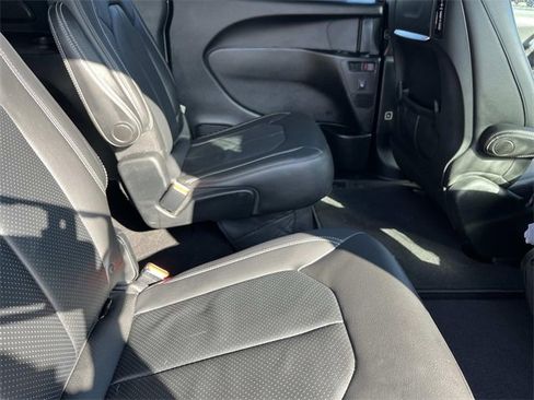 Certified 2019 Chrysler Pacifica Touring-L Plus w/ Advanced Safetytec Group image 22
