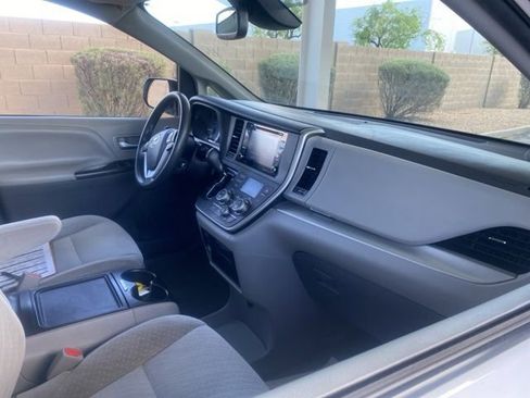 Used 2020 Toyota Sienna LE w/ LE Preferred Package image 5