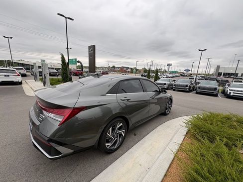 Certified 2025 Hyundai Elantra Limited FWD image 5