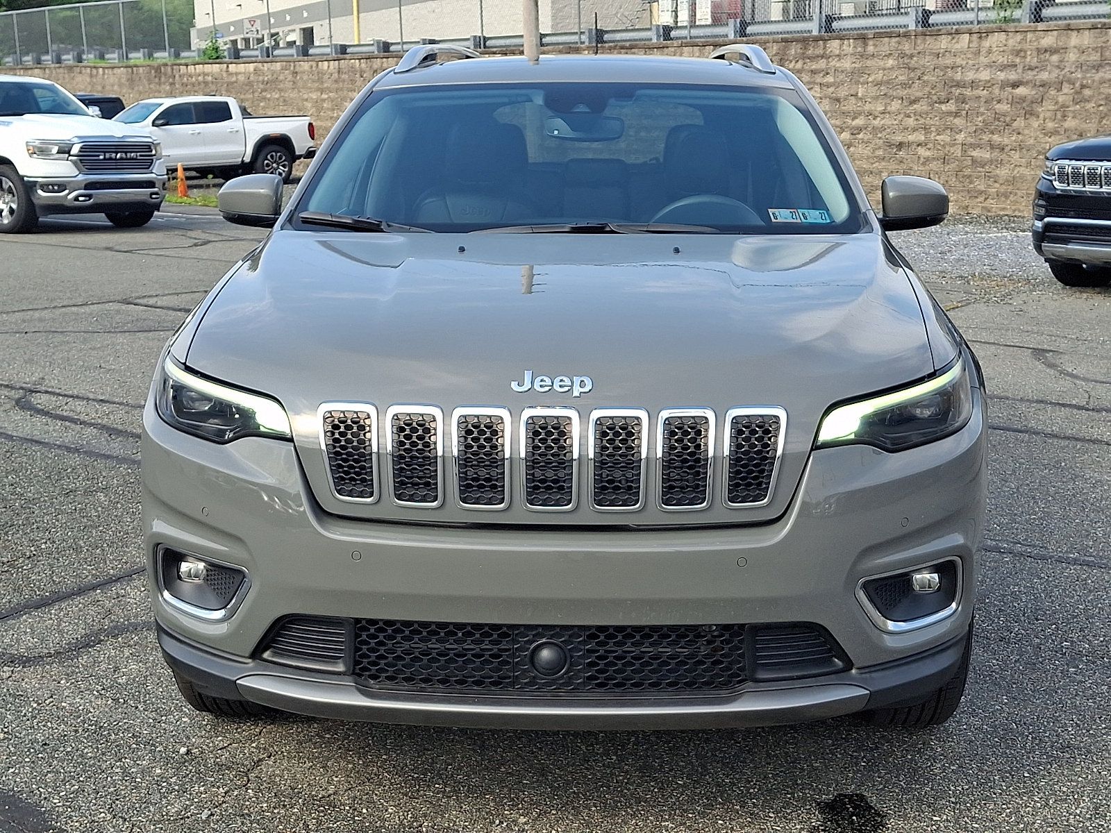 Used 2021 Jeep Cherokee Limited AWD/4WD image 2