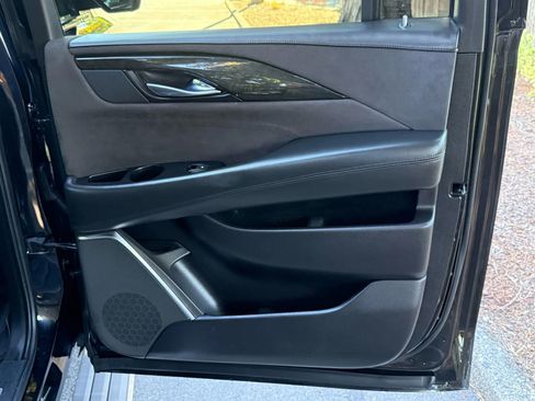 Used 2020 Cadillac Escalade ESV Platinum image 31