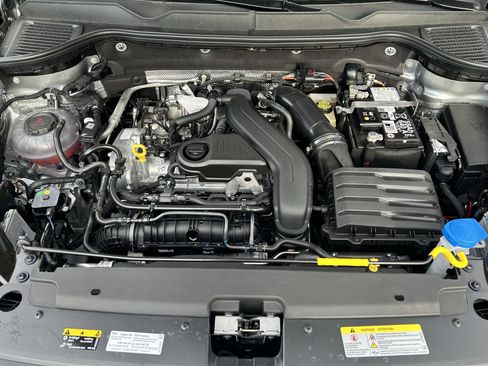 New 2026 Volkswagen Taos SE image 9