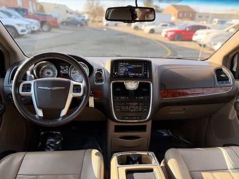 Used 2015 Chrysler Town & Country Touring image 19