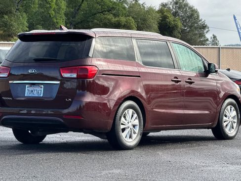 Used 2017 Kia Sedona LX w/ LX Essentials Premium Package FWD image 3