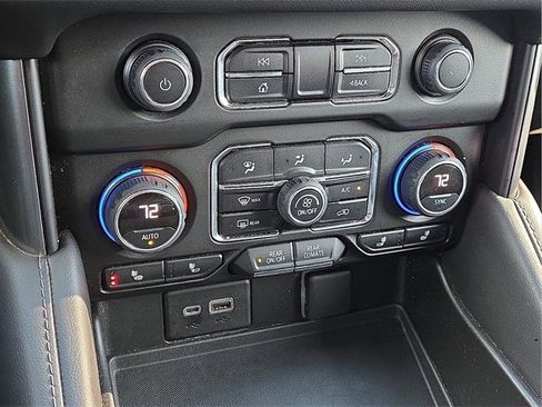 Used 2022 Chevrolet Tahoe Z71 w/ Luxury Package image 19