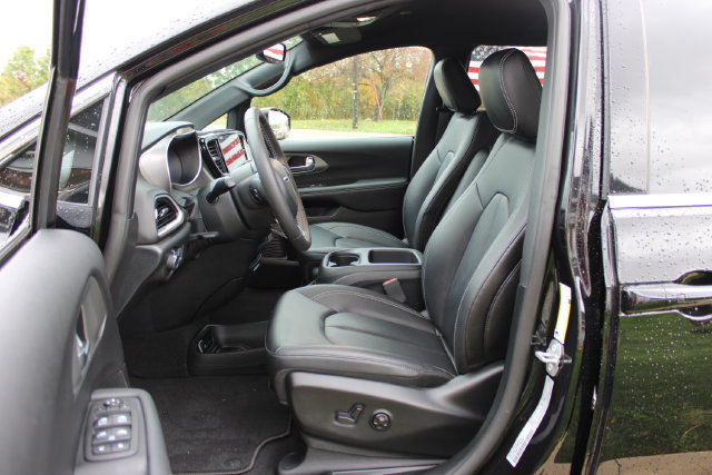 Used 2025 Chrysler Voyager LX FWD image 9