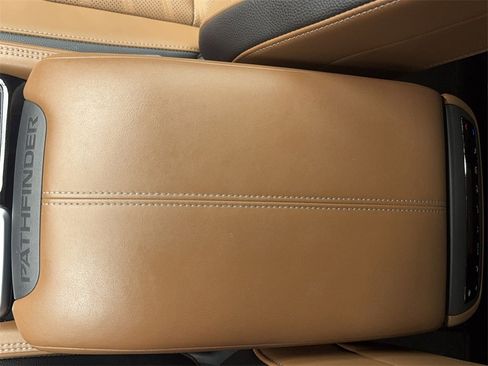 Used 2025 Nissan Pathfinder Platinum image 32