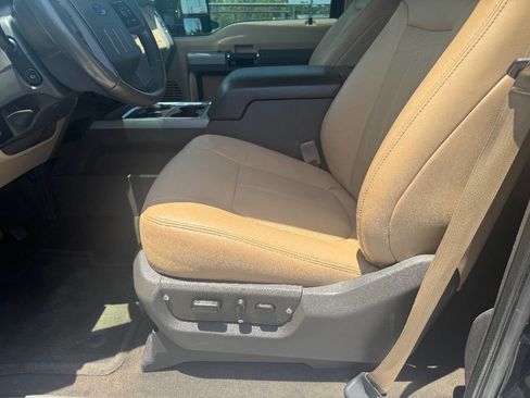 Used 2014 Ford F250 Lariat w/ Lariat Interior Package image 9