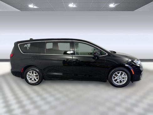 Used 2024 Chrysler Pacifica Touring-L FWD image 8