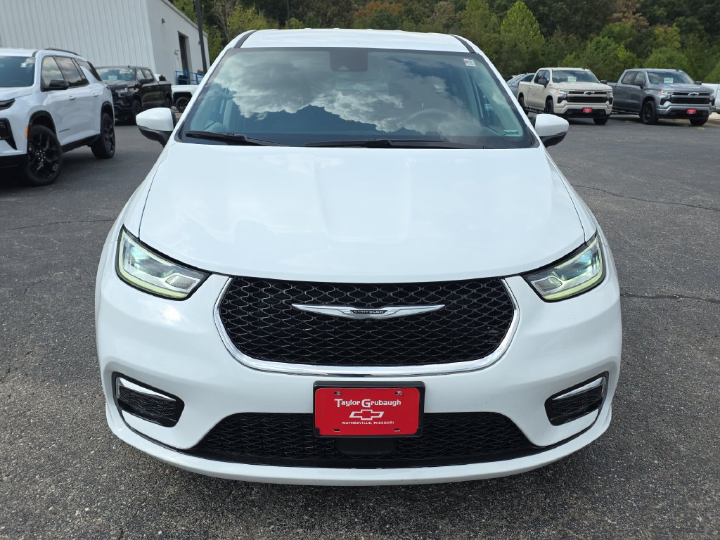 Used 2023 Chrysler Pacifica Touring-L FWD image 3