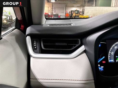 Used 2025 Toyota RAV4 XLE image 33
