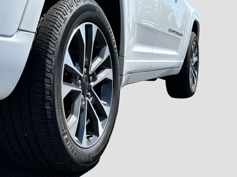 Used 2023 Jeep Grand Cherokee Overland AWD/4WD image 16