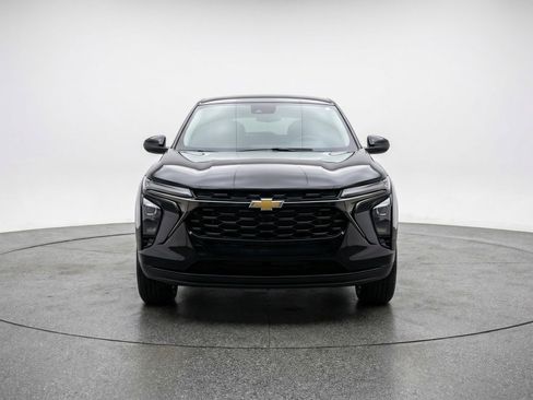 Used 2025 Chevrolet Trax LT image 2