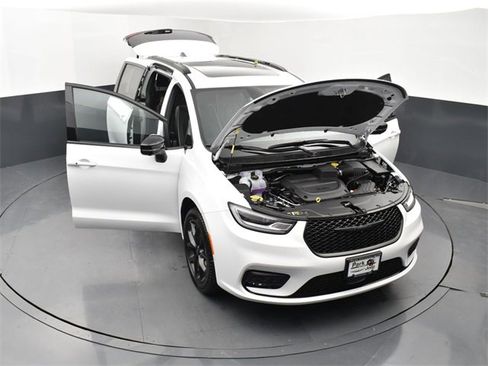 Used 2024 Chrysler Pacifica Limited w/ S Appearance Package image 19