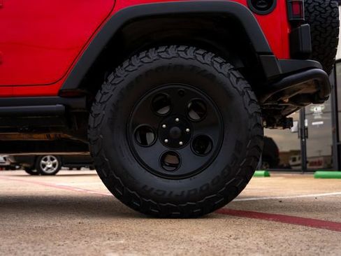 Used 2017 Jeep Wrangler Unlimited Rubicon w/ Connectivity Group AWD/4WD image 23