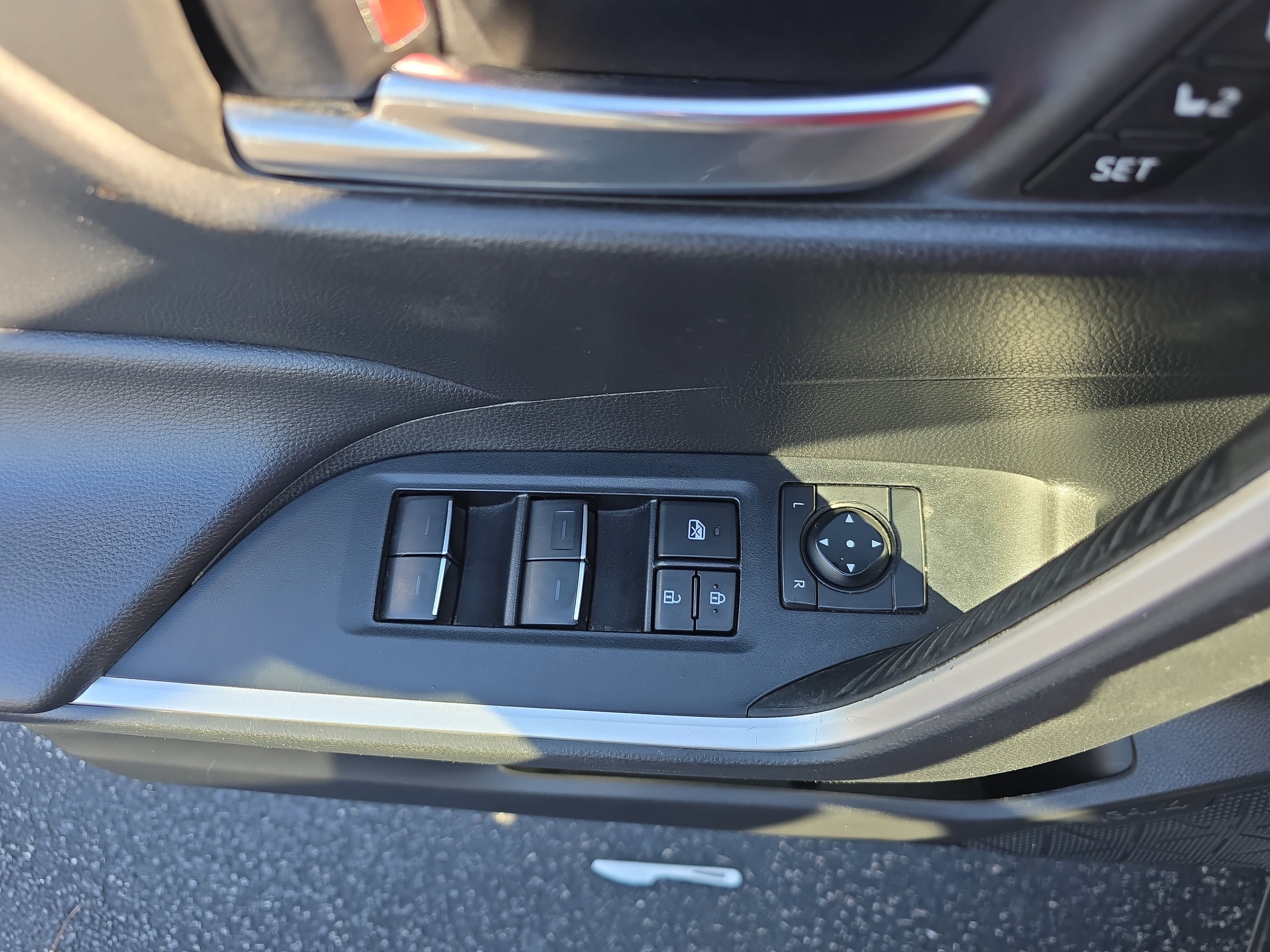 Used 2022 Toyota RAV4 XLE Premium FWD image 27
