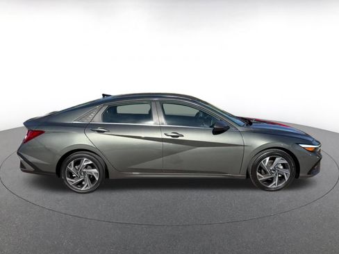 Used 2025 Hyundai Elantra Limited image 17